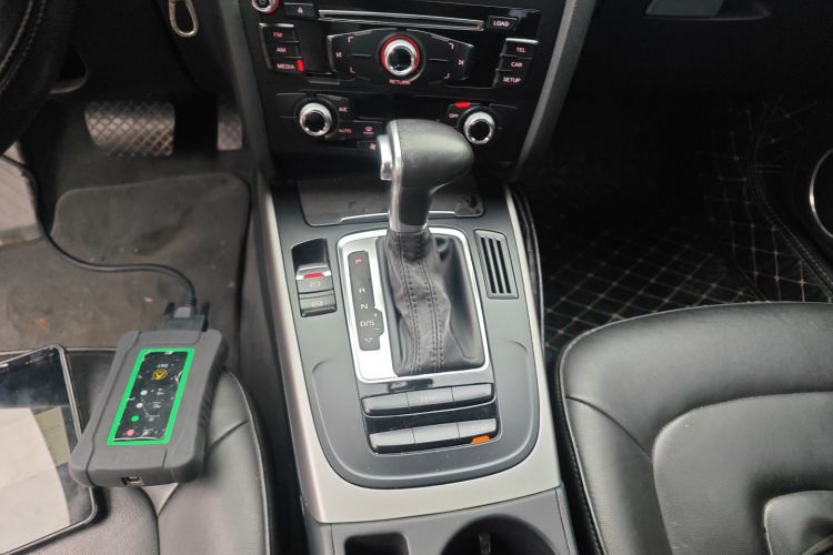 奥迪A4L 2015款 35 TFSI 自动标准型中控内饰18