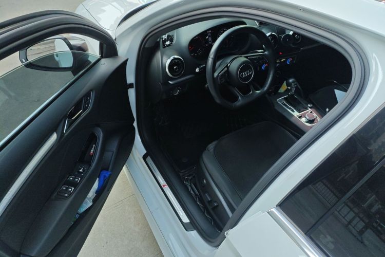 奥迪A3 2018款 30周年年型 Limousine 35 TFSI 运动型中控内饰20