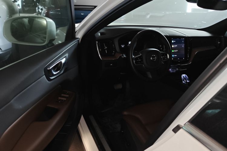 沃尔沃XC60 2025款 B5 四驱智远豪华版中控内饰7003