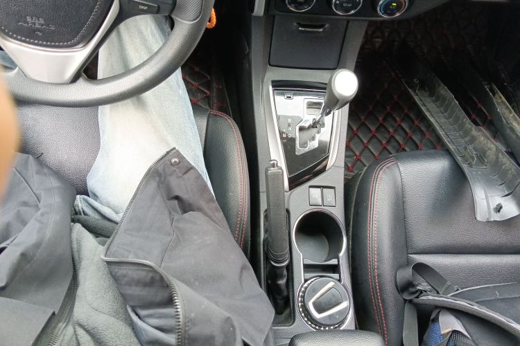 丰田 卡罗拉 2017款 改款 1.2T S-CVT GL-i中控内饰18