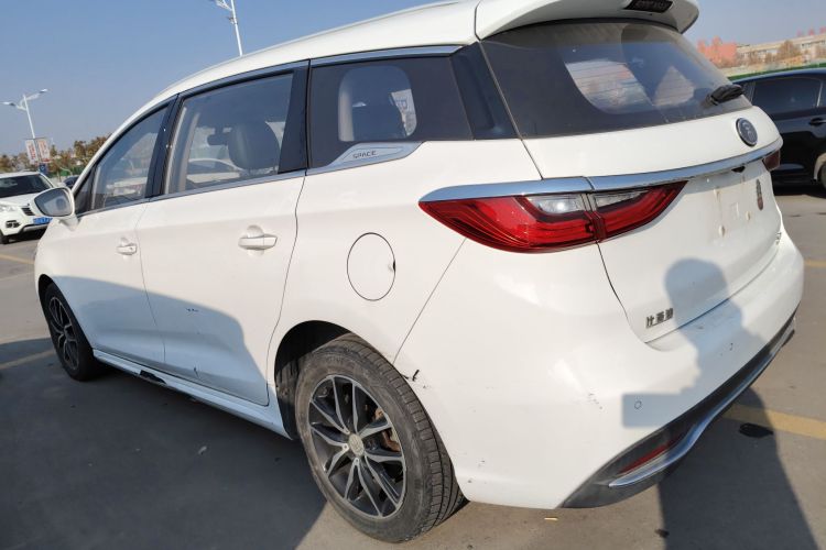 比亚迪 宋MAX 2017款 1.5T 自动智联精英型 7座车身外观4