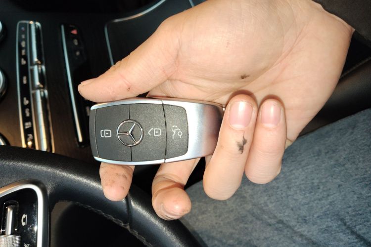 奔驰C级 2019款 C 180 L 时尚型运动版中控内饰7001