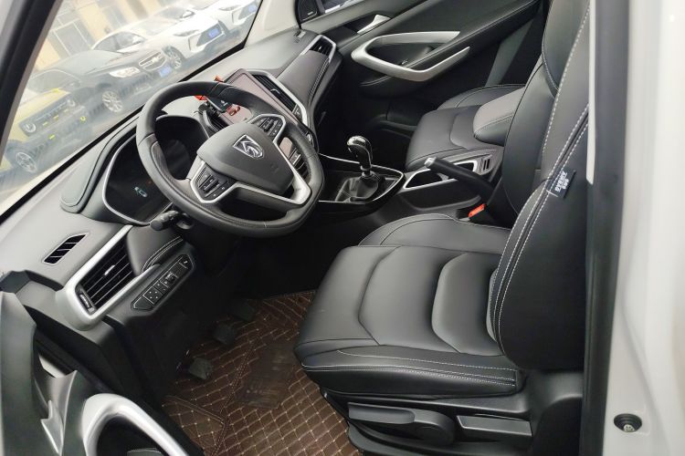 宝骏530 2021款 全球车周年纪念版 1.5T 手动尊贵型 6座中控内饰19