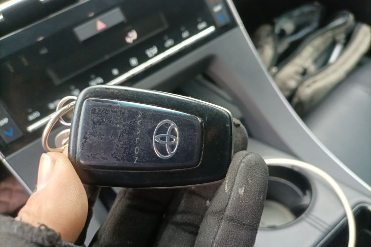 丰田 亚洲龙 2019款 2.0L 进取版 国VI中控内饰7001