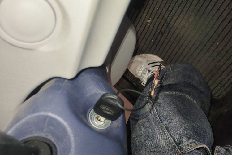 SRM鑫源新能源E3L 2025款 宁德41.86Kwh 305KM 实用型客车中控内饰11