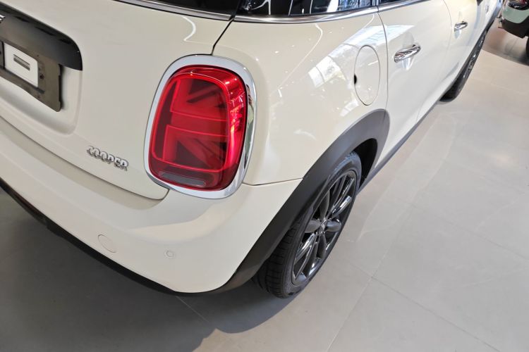 MINI 2021款 1.5T COOPER 艺术家 五门版车身外观9