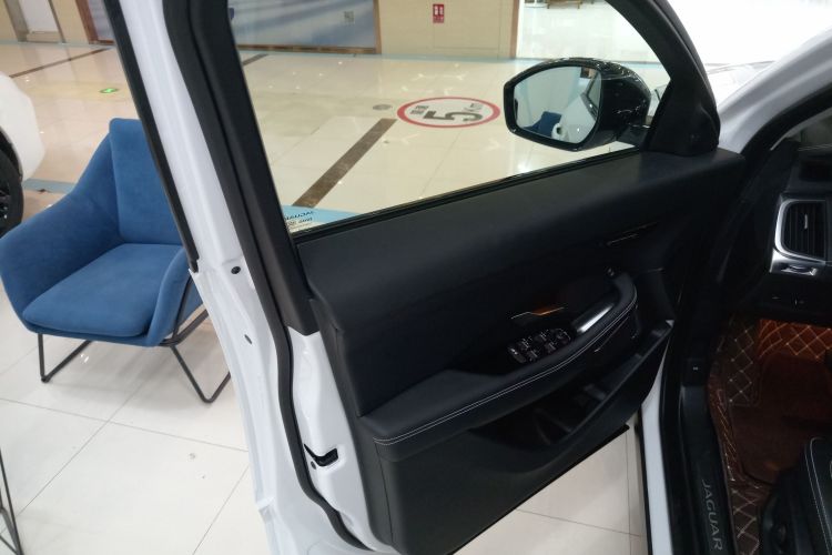 捷豹E-PACE 2024款 耀黑运动版 R-DYNAMIC SE BLACK中控内饰47