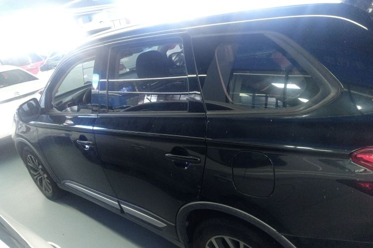 三菱 欧蓝德 2018款 2.0L 两驱荣耀版 5座车身外观6003