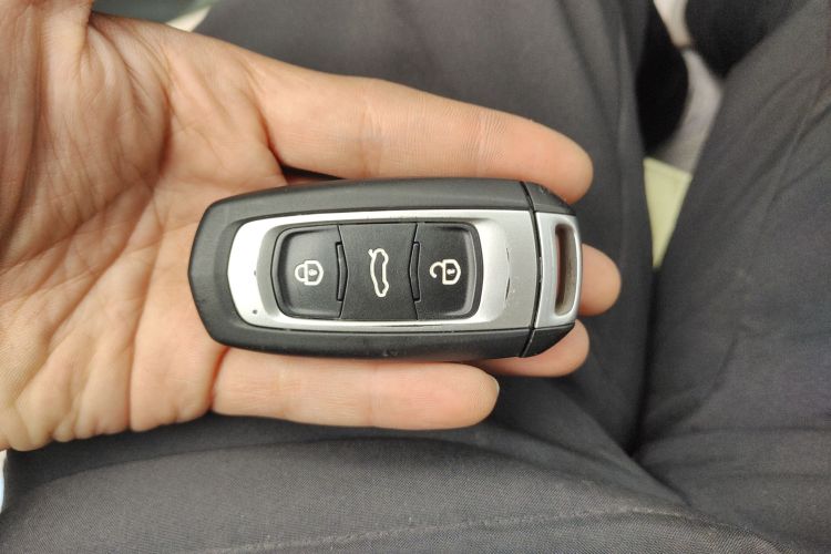 吉利银河 2023款 熊猫mini 200km 耐力熊中控内饰7001