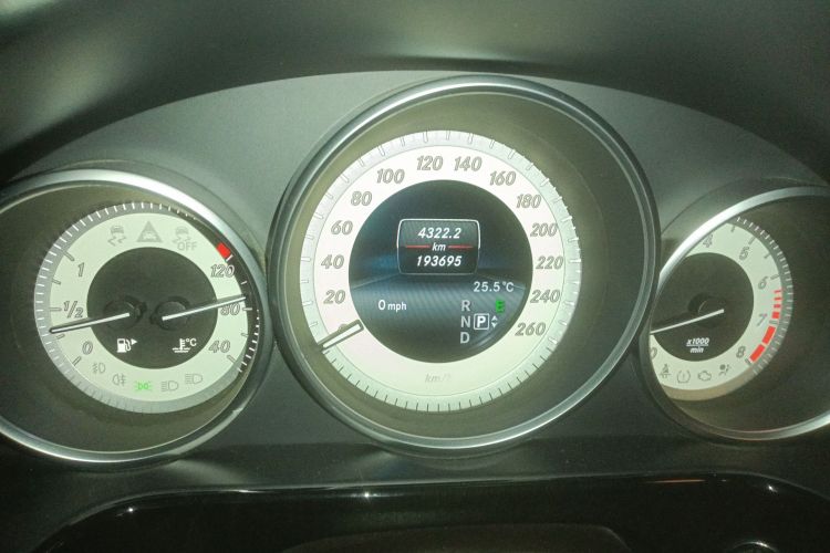 奔驰E级 2014款 改款 E 260 L 运动型中控内饰15