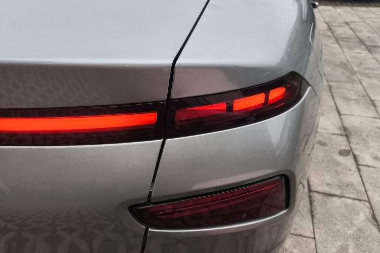 小鹏P7 2022款 586G车身外观9