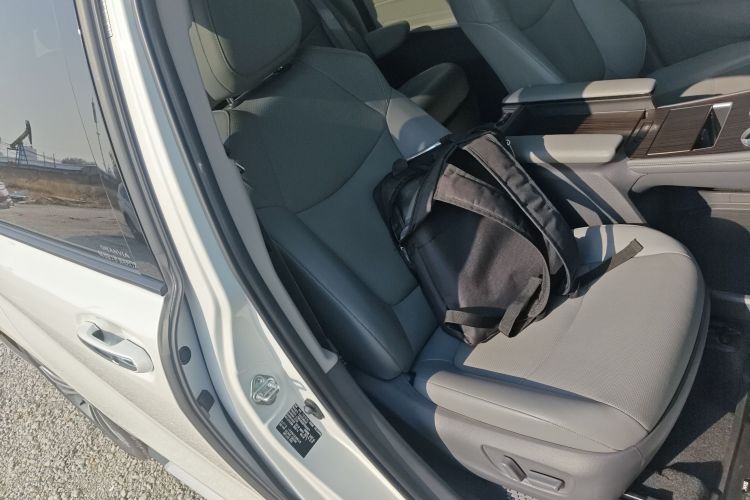 丰田 格瑞维亚 2023款 2.5L混动 尊贵PLUS版局部细节41