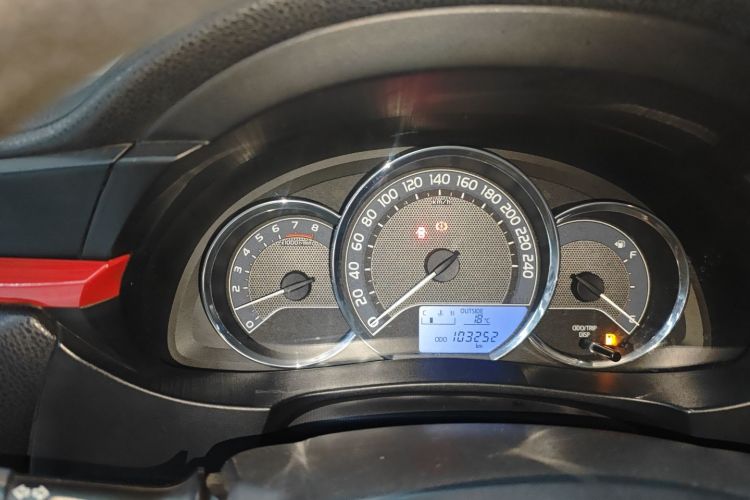 丰田 雷凌 2014款 1.6G 手动精英版中控内饰14