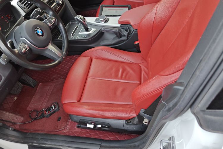 宝马3系GT 2019款 320i M运动型中控内饰19