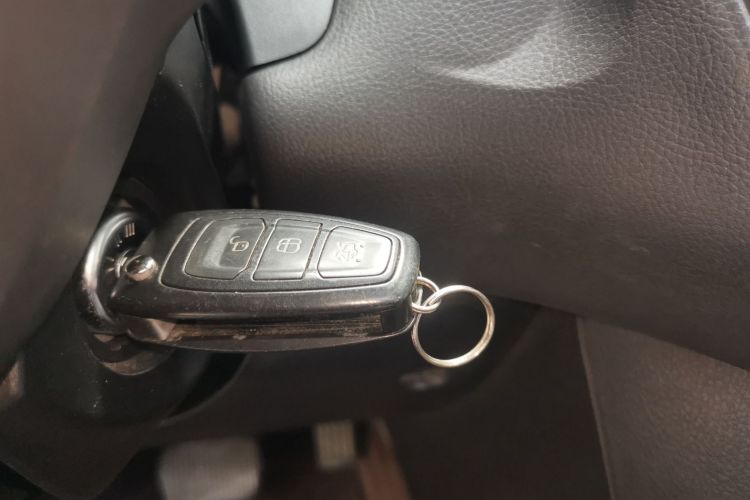 福特 福克斯 2012款 两厢 2.0L 自动豪华运动型中控内饰7001