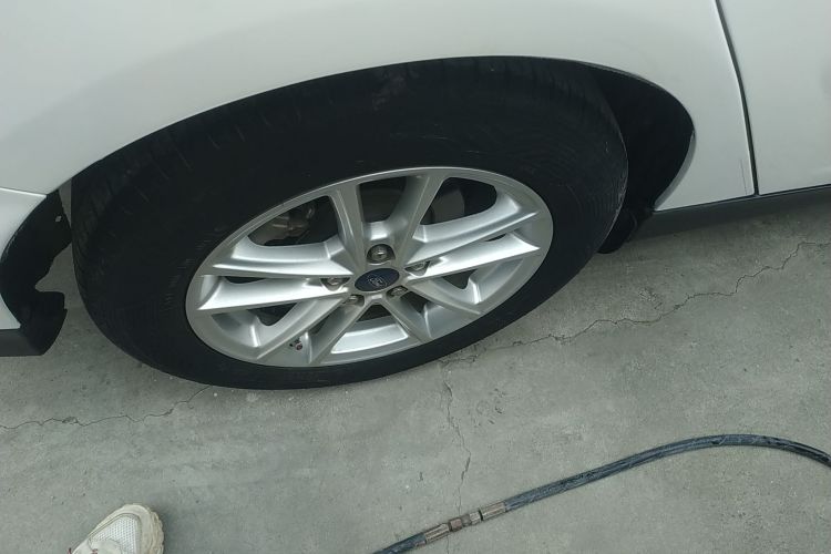 福特 福克斯 2018款 三厢经典 1.6L 自动风尚型智行版车身外观6008