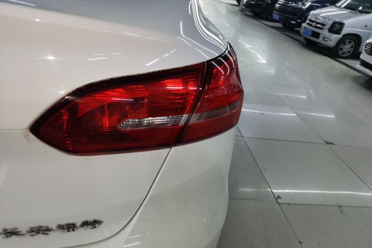 福特 福克斯 2017款 三厢 1.6L 自动舒适型智行版车身外观9