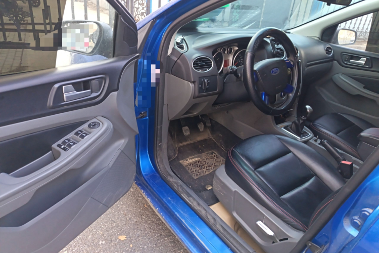 福特 福克斯 2013款 两厢经典 1.8L 手动基本型中控内饰20