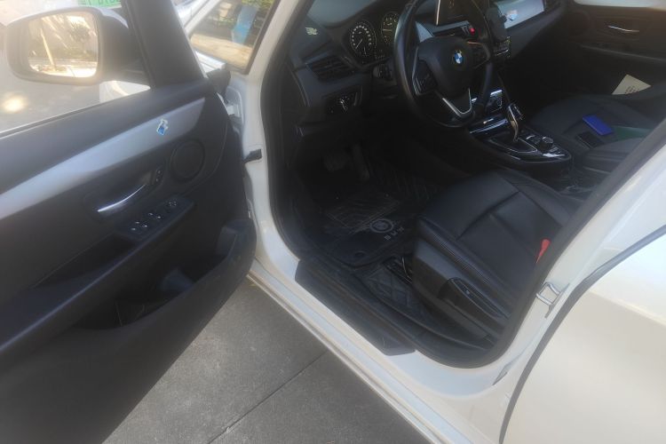 宝马2系多功能旅行车 2019款 220i 领先型中控内饰7003