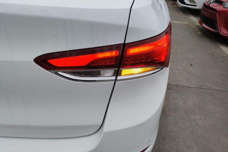 别克 英朗 2018款 15T 双离合精英型 国V车身外观9