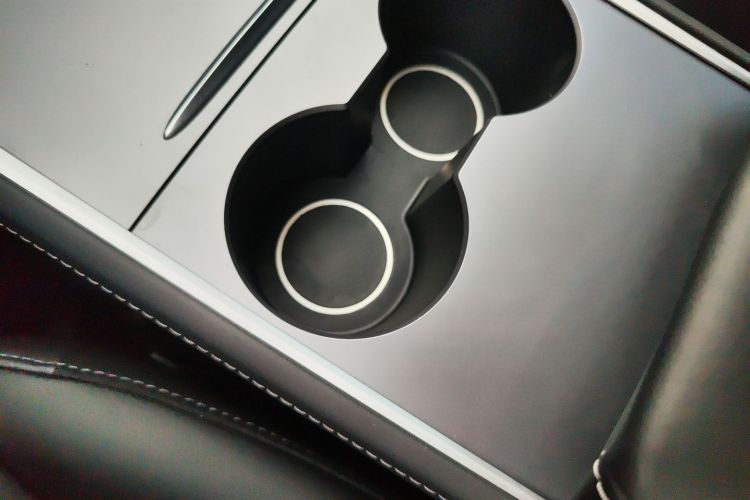 特斯拉 Model Y 2022款 改款 长续航全轮驱动版中控内饰7001