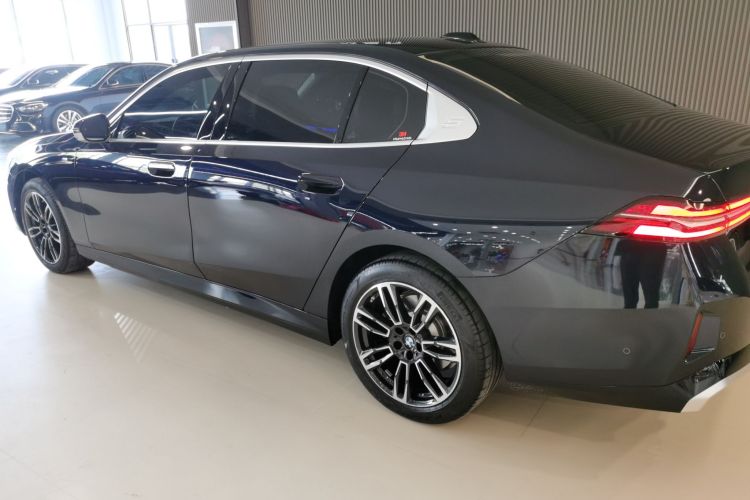 宝马5系 2024款 530Li 领先型 M运动套装车身外观6003