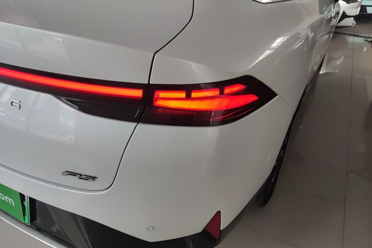 小鹏P5 2021款 550E车身外观9