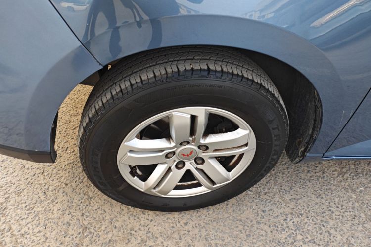 五菱汽车 五菱宏光PLUS 2020款 1.5L 手动舒适型 7座车身外观35