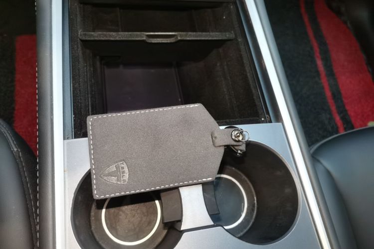 特斯拉 Model Y 2022款 长续航全轮驱动版中控内饰7001