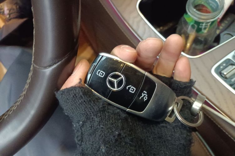 奔驰E级新能源 2022款 改款 E 350 e L 插电式混合动力轿车中控内饰11