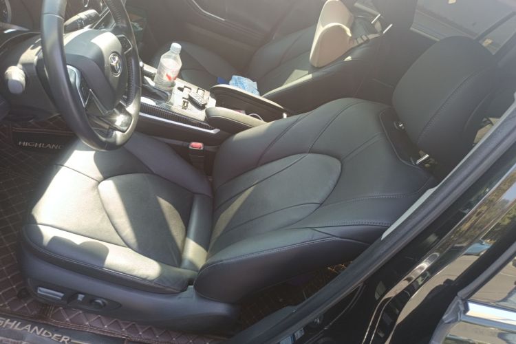 丰田 汉兰达 2022款 双擎 2.5L 四驱尊贵版 7座中控内饰19