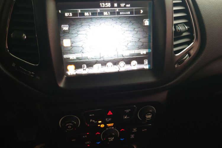 Jeep 指南者 2017款 200TS 自动高性能四驱版中控内饰16