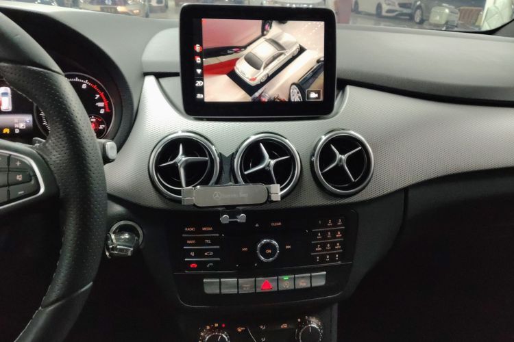 奔驰B级 2017款 B 200 动感型中控内饰16