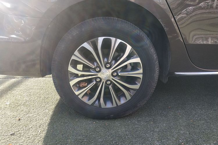 别克GL8 2023款 陆上公务舱 舒适型车身外观6008