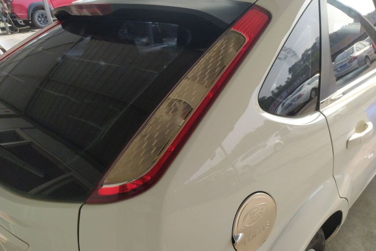 福特 福克斯 2013款 两厢经典 1.8L 自动百万纪念版车身外观9