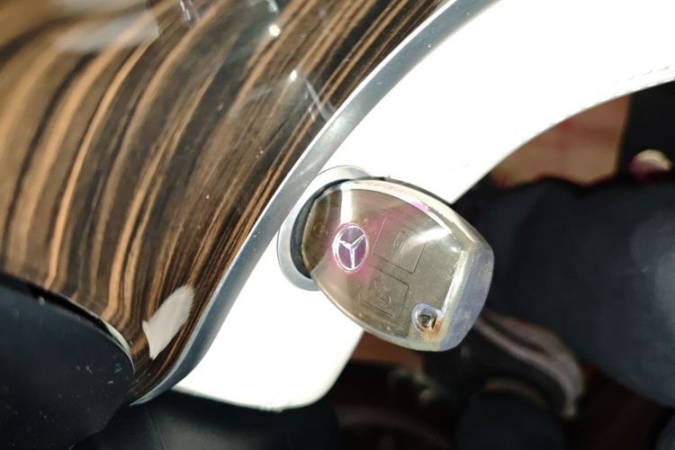 奔驰 威霆 2021款 2.0T 精英版 7座中控内饰11