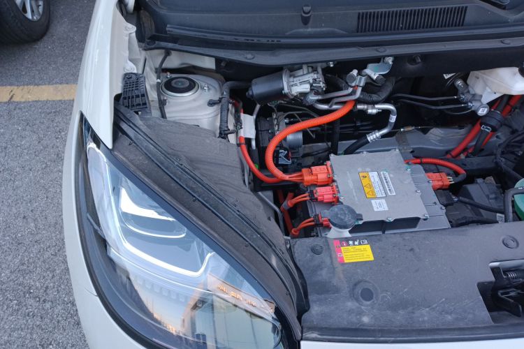 五菱汽车 五菱缤果 2023款 333km 灵犀互联+款机舱底盘25