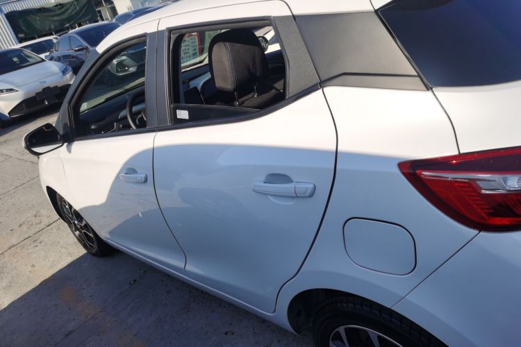 江铃集团新能源 易至EV3 2022款 小雷达悦跑型车身外观4