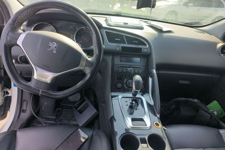 标致3008 2015款 2.0L 自动潮流版中控内饰12