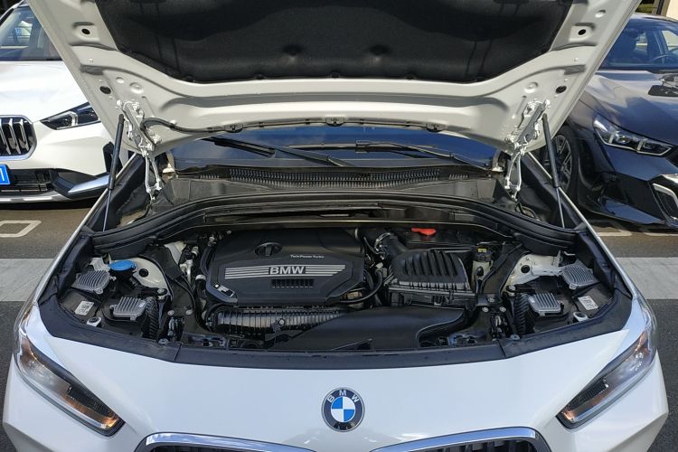 宝马X2 2021款 改款 sDrive25i M运动套装机舱底盘24