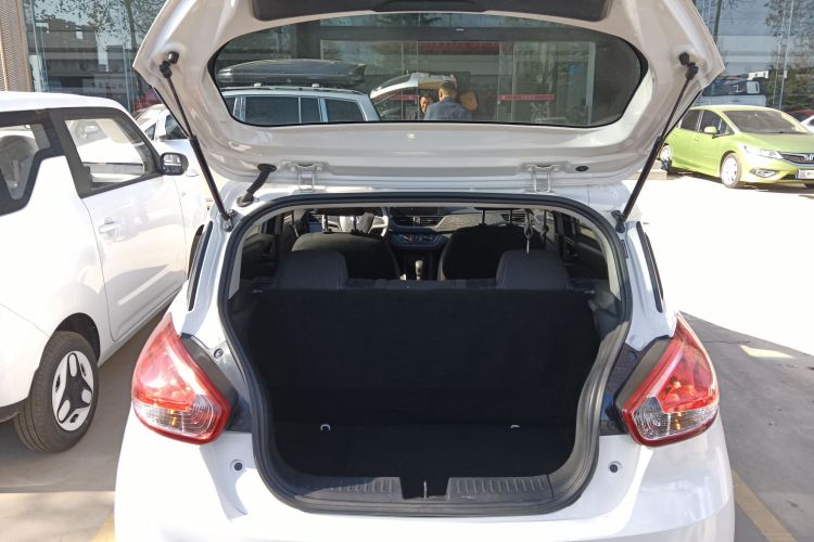 宝骏310 2016款 1.2L 手动舒适型机舱底盘23