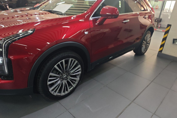 凯迪拉克XT4 2024款 28T 两驱尊贵型车身外观4