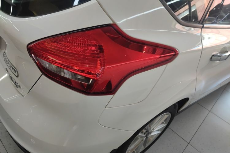 福特 福克斯 2015款 两厢 EcoBoost 125 自动超能风尚型车身外观9