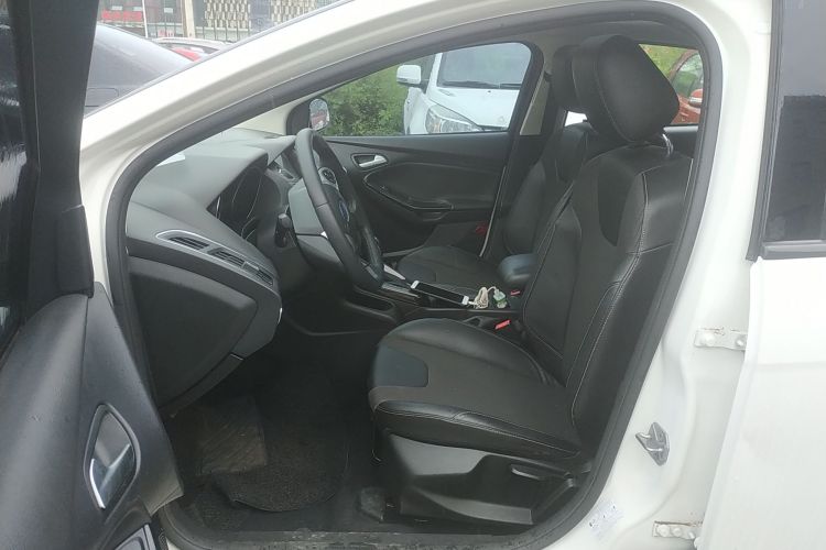 福特 福克斯 2012款 三厢 1.6L 自动风尚型中控内饰19