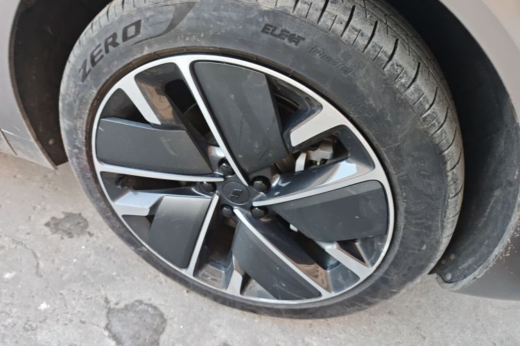 理想汽车 理想L6 2025款 Max 智能焕新版车身外观10