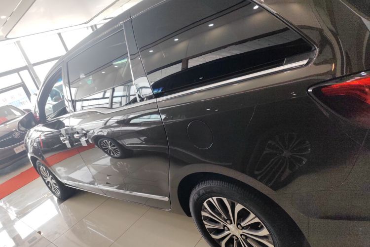 别克GL8 2022款 陆上公务舱 652T 尊贵型车身外观4