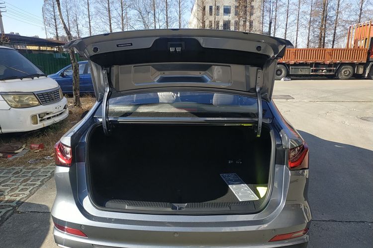 荣威i5 2026款 1.5L 手动舒享版机舱底盘23