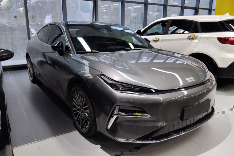 吉利银河 银河星耀8 2025款 130km EM-i 尊享版车身外观3