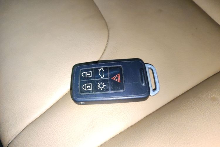 沃尔沃V40 2017款 T4 智雅版中控内饰11