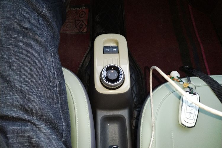 吉利银河 2024款 200km 熊猫骑士中控内饰18